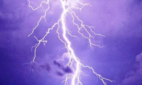 12 người bị sét đánh bất tỉnh vì trú mưa giữa đồng